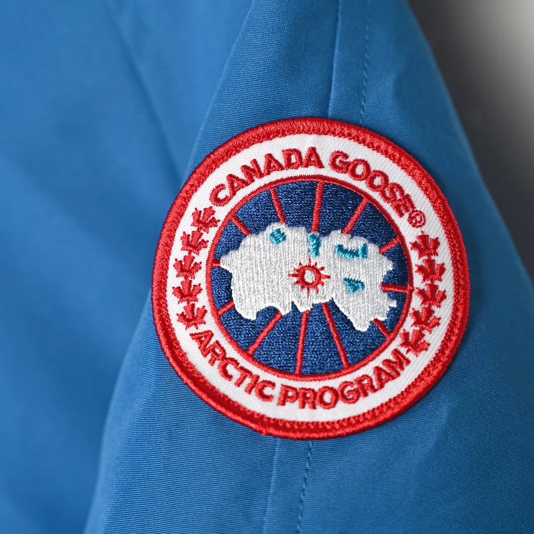 P720 𝐂𝐚𝐧𝐚𝐝𝐚 𝐆𝐨𝐨𝐬𝐞 𝐄𝐱𝐩𝐞𝐝𝐢𝐭𝐢𝐨𝐧 𝟕𝟗𝟗𝟗𝐌 Canada Goose Model 01 Short Down Jacket 🔝Product color: black, off-white, graphite gray, navy blue, sky blue 🔝Product size: XS S M L 2️⃣Exclusively customized 18-count fabrics with the same ZP. Using "Arctic Tech" fabric technology, the outer fabric is 84.5% polyester fiber and 15.5% cotton, the lining is 100% cotton fiber, and the padding is 100% polyester fiber. It is durable, waterproof, windproof, cold-resistant and warm. 3️⃣The lining is made of 40D Nylon AC oil-based glue, with level 5 single-dye fastness. The collar flannel is made of original high-density mercerized velvet, and the pocket fabric is made of elastic high-density polar fleece, which is soft and skin-friendly. The bile cloth is made of 330T polyester anti-velvet No. 7 needle to prevent lint from running away. If there is lint running away, it will be given away for free! 4️⃣The JUKI large-scale sewing machine imported from Japan is professional in stitching and seaming. It completely follows the original 106 stitches on the whole piece of clothing and is reinforced throughout. The length of each jujube follows the original one and is fixed at 1-1.1cm. The density and length are the same as the original one. 5️⃣Yoshida YKK original zipper, Y-shaped double hook Velcro, and the cuffs are made of custom thickened seamless threads. This year, high-elastic spandex gold thread is added to the cuff thread to increase elasticity and strength. From fabrics and gallbladders to buttons and drawstrings, all are custom-developed and authentic. 6️⃣The imported Tajima embroidery machine is used to customize the chest logo with thousands of needles. The pattern is full and three-dimensional, and it is infinitely close to the original product. 7. The fur collars are made from western coyote skins imported from Canada. We purchased 10,000 top-quality fur collars in the spring. The width of the fur collars is 14cm and the length is 55cm. This winter, the quality of the fur collars will be stable throughout the season, eliminating the uneven quality of fur collars in the middle and later stages! 7️⃣Packaging is in a three-dimensional handbag with cards included. It’s more impressive to give it away and keep it for yourself.